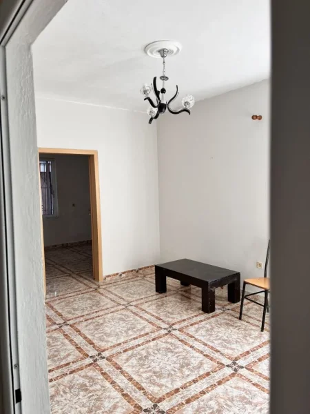 Tirane, jepet me qera apartament 4+1+Ballkon Kati 0, 450 € (Perballe policise ushtarake)