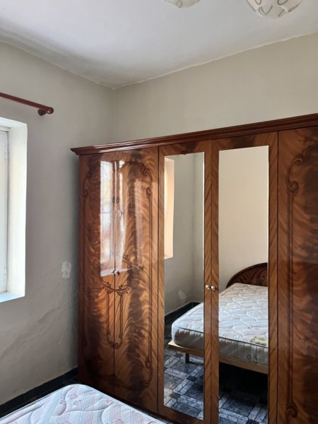 Tirane, jepet me qera apartament 4+1+Ballkon Kati 0, 450 € (Perballe policise ushtarake)