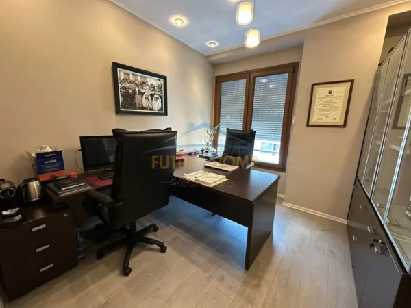 Tirane, jepet me qera ambjent biznesi Kati 7, 100 m² 2.000 € (Kompleksi Delijorgji)