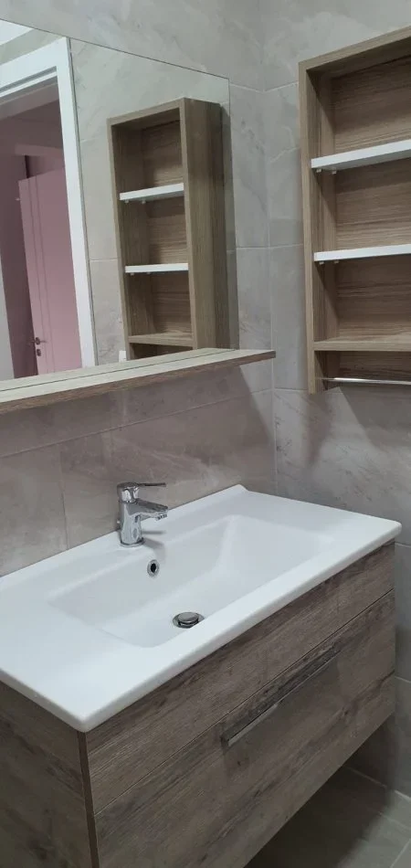 Tirane, jepet me qera apartament 2+1+Ballkon Kati 3, 450 €