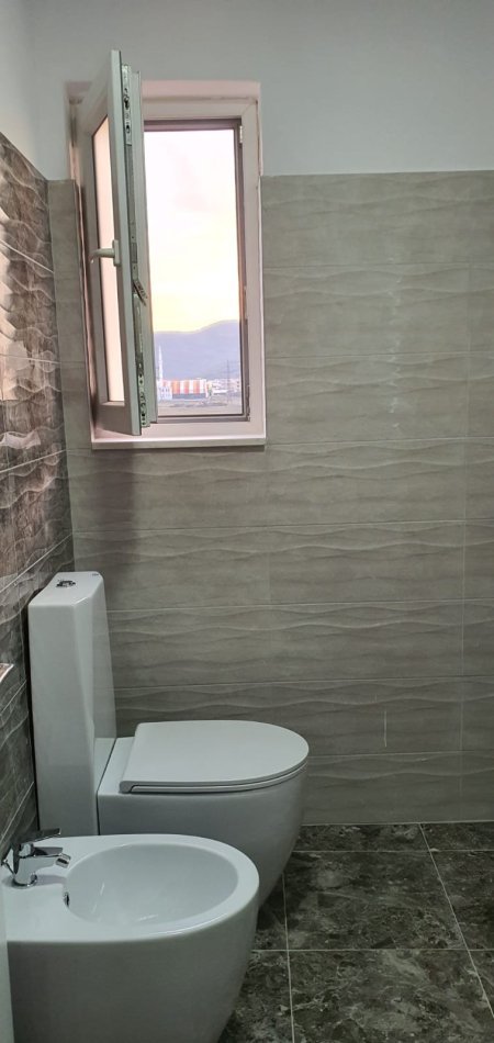 Tirane, jepet me qera apartament 2+1+Ballkon Kati 3, 450 €