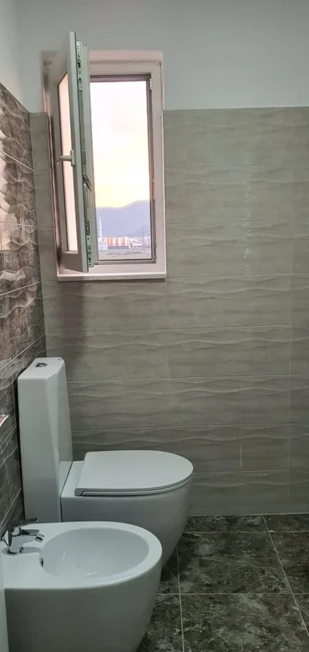 Tirane, jepet me qera apartament 2+1+Ballkon Kati 3, 450 €