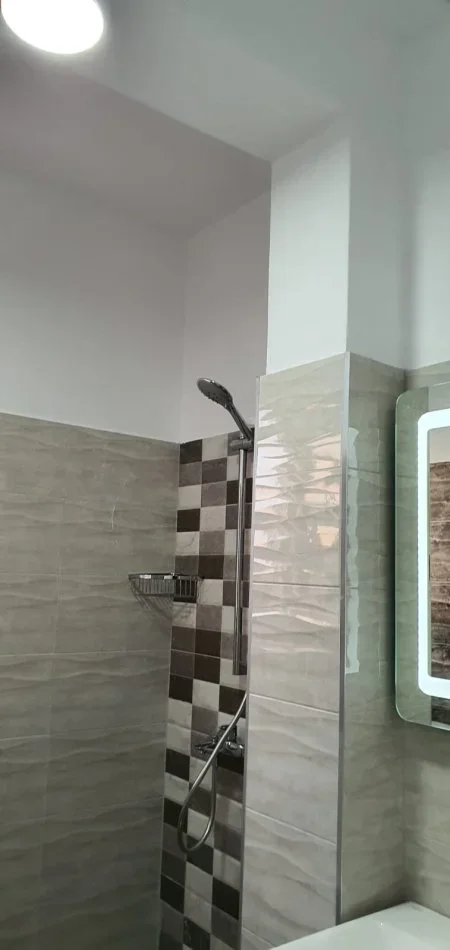 Tirane, jepet me qera apartament 2+1+Ballkon Kati 3, 450 €