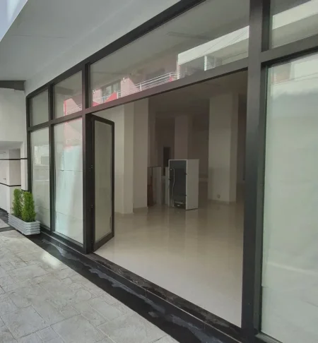 Tirane, shitet dyqan Kati 0, 148 m² 309.000 € (Hamdi Sulcebe)