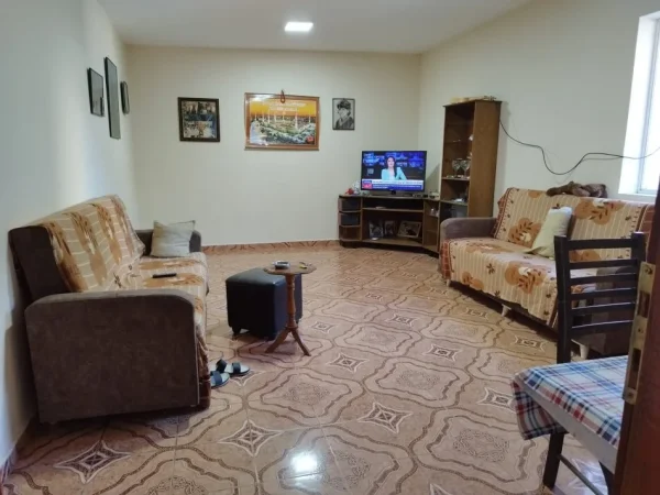 Tirane, shitet apartament 1+1 Kati 1, 52 m²