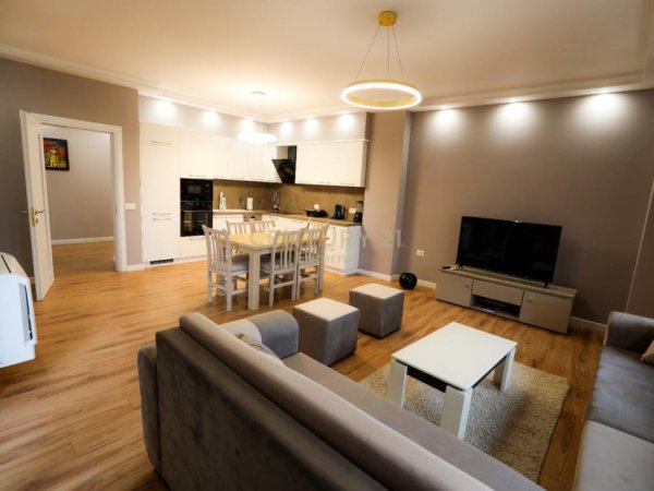 Tirane, jepet me qera apartament 2+1+Aneks+Ballkon Kati 5, 118 m² 1.200 € (Toptani)