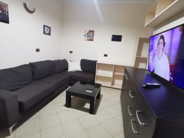 Tirane, jepet me qera apartament 1+1 Kati 2, 57 m² 