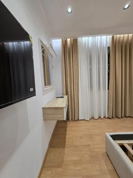 Tirane, jepet me qera apartament 1+1 Kati 1, 55 m² 450 € (Profarma)