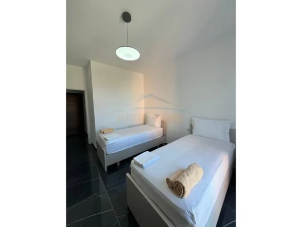 Tirane, jepet me qera apartament 2+1+Ballkon Kati 1, 95 m² 600 € (Xhamlliku)