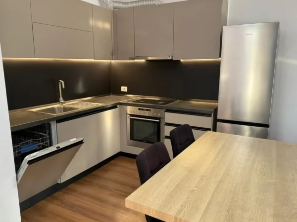 Me Qera : 2+1+2wc + 1 Post Parkimi 📍5 Maj - Sp.110m² - Kt 6 || Pallat i Ri