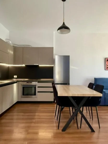 Me Qera : 2+1+2wc + 1 Post Parkimi 📍5 Maj - Sp.110m² - Kt 6 || Pallat i Ri