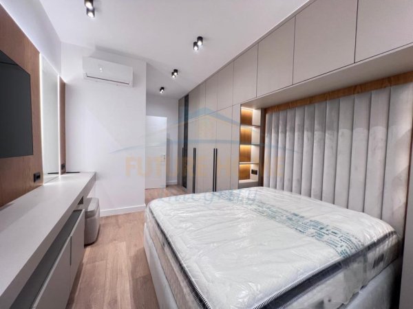 Tirane, jepet me qera apartament 2+1+Ballkon Kati 1, 87 m² 950 € (Xhamlliku)