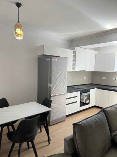 Tirane, jepet me qera apartament 2+1+Ballkon Kati 2, 95 m² 851 € (Tek Ministria e Drejtesise)