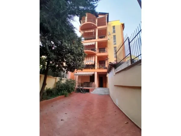 Tirane, jepet me qera Vile 3+1+Ballkon Kati 5, 287 m² 5.000 € (Brryli)