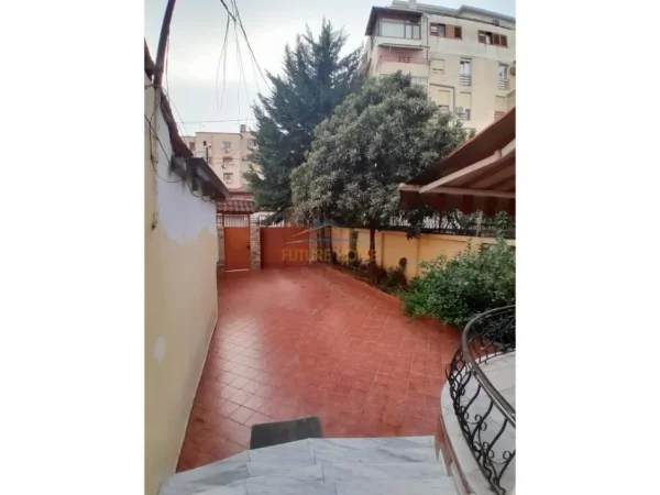 Tirane, jepet me qera Vile 3+1+Ballkon Kati 5, 287 m² 5.000 € (Brryli)
