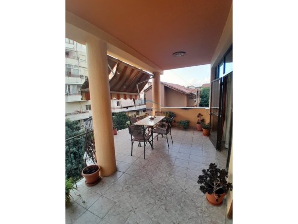 Tirane, jepet me qera Vile 3+1+Ballkon Kati 5, 287 m² 5.000 € (Brryli)