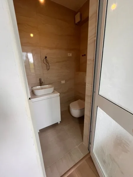 Tirane, jepet me qera apartament 2+1+Ballkon Kati 4, 100 m² 1.000 € (rruga qendra toptanit)