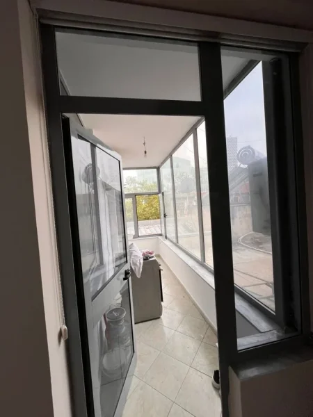 Tirane, jepet me qera apartament 2+1+Ballkon Kati 4, 100 m² 1.000 € (rruga qendra toptanit)