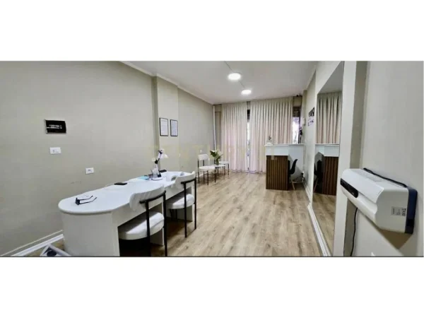 Tirane, shes dyqan Kati 0, (Komuna e Parisit)