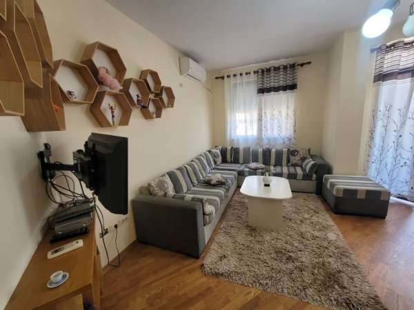 Tirane, shitet apartament 1+1+Ballkon Kati 3, 69 m² 91.000 € (Rruga e Thesarit, tek Market Spar 2)