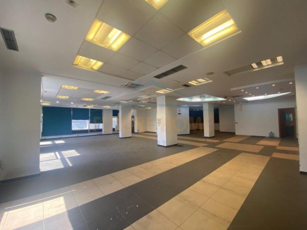 Tirane, jepet me qera ambjent biznesi Kati 1, 382 m² 382 € (BULEVARDI ZHAN DARK)