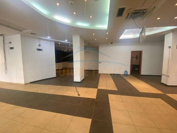 Tirane, jepet me qera ambjent biznesi Kati 1, 382 m² 382 € (BULEVARDI ZHAN DARK)