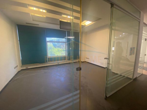 Tirane, jepet me qera ambjent biznesi Kati 1, 382 m² 382 € (BULEVARDI ZHAN DARK)