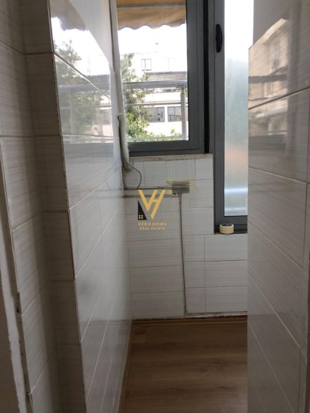 Tirane, jepet me qera zyre Kati 1, 65 m² 1.500 € (QENDER)