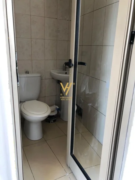 Tirane, jepet me qera zyre Kati 1, 65 m² 1.500 € (QENDER)