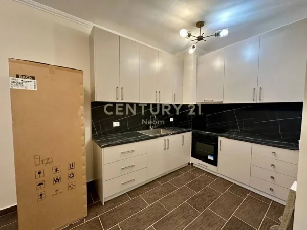 Tirane, jepet me qera apartament 2+1 Kati 3, 118 m² 530 € 