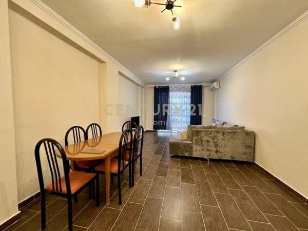 Tirane, jepet me qera apartament 2+1 Kati 3, 90 m² 530 € (Pallatet Cabej)