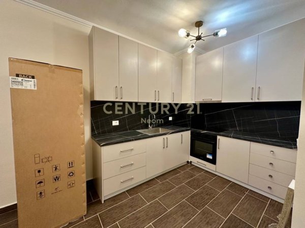 Tirane, jepet me qera apartament 2+1 Kati 3, 90 m² 530 € (Pallatet Cabej)