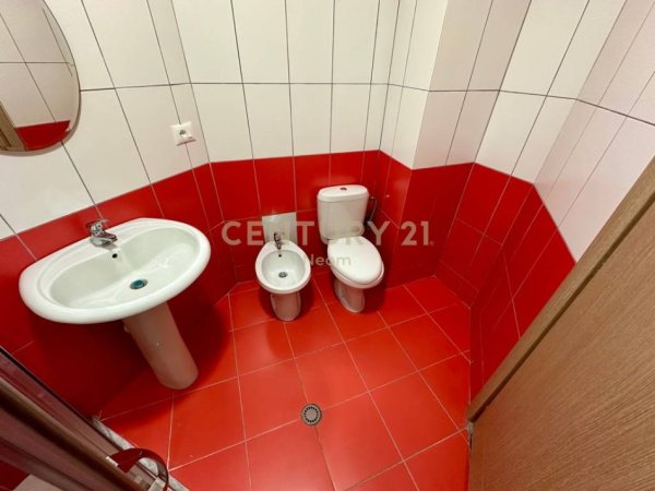 Tirane, jepet me qera apartament 2+1 Kati 3, 90 m² 530 € (Pallatet Cabej)