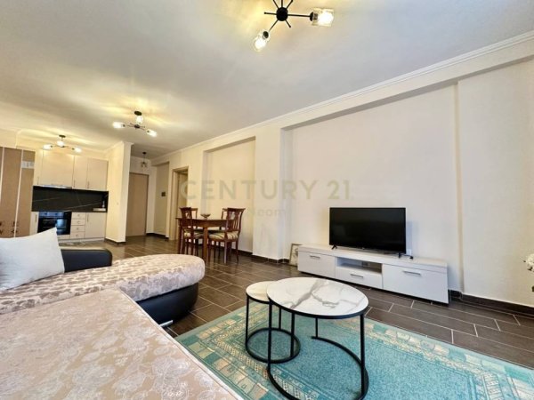 Tirane, jepet me qera apartament 2+1 Kati 5, 118 m² 530 € (Pallatet Cabej)