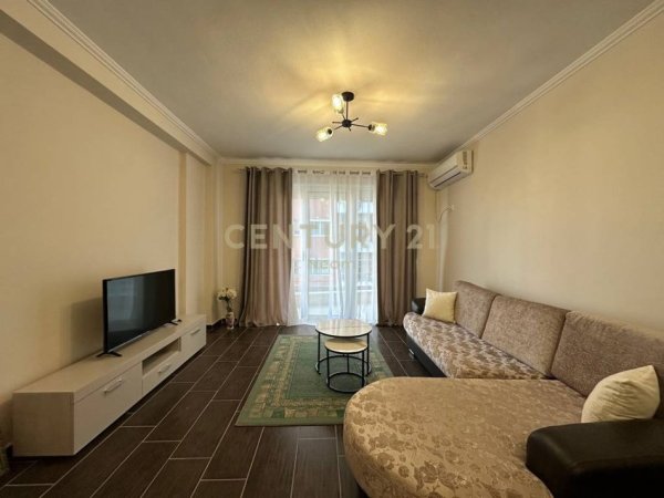 Tirane, jepet me qera apartament 2+1 Kati 5, 118 m² 530 € (Pallatet Cabej)