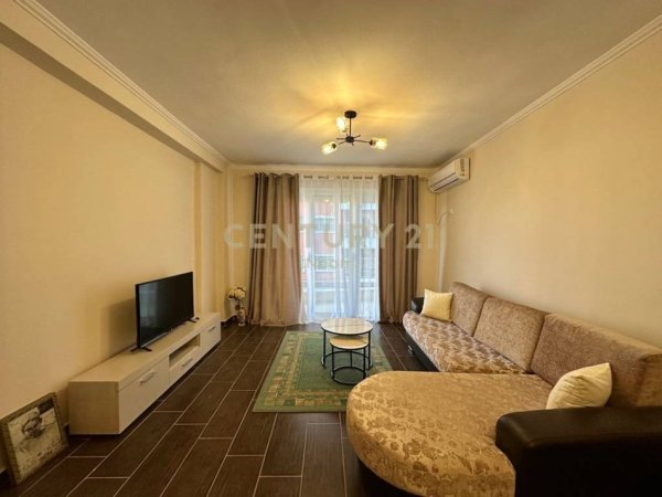 Tirane, jepet me qera apartament 2+1 Kati 5, 118 m² 530 € (Pallatet Cabej)