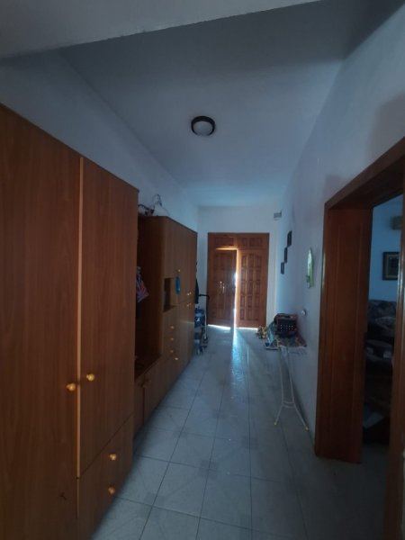 Tirane, jepet me qera apartament 1+1+Aneks Kati 1, 100 m² 400 € (Rr Vaid Kormaku, kodra e Priftit)