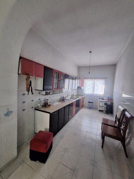 Tirane, jepet me qera apartament 1+1+Aneks Kati 1, 100 m² 400 € (Rr Vaid Kormaku, kodra e Priftit)