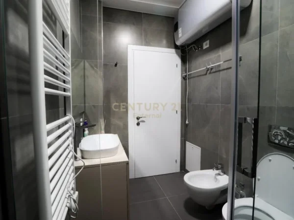 Tirane, jepet me qera apartament 2+1+Ballkon Kati 5, 120 m² 1.200 € (Patlamenti , Tirane)