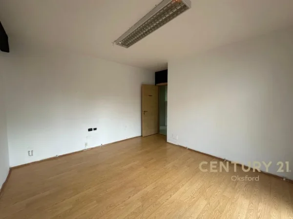 Tirane, jepet me qera ambjent biznesi Kati 2, 108 m² 800 € (Sheshi Wilson)