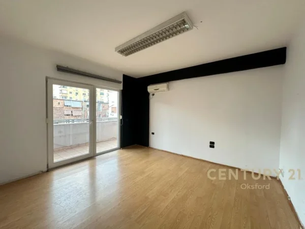 Tirane, jepet me qera ambjent biznesi Kati 2, 108 m² 800 € (Sheshi Wilson)