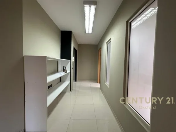 Tirane, jepet me qera ambjent biznesi Kati 2, 108 m² 800 € (Sheshi Wilson)