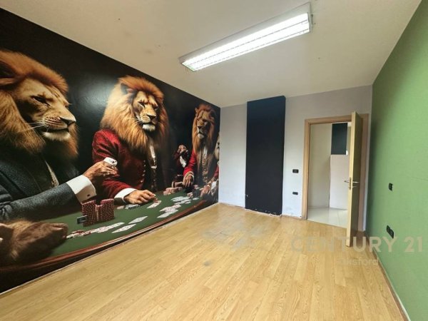 Tirane, jepet me qera ambjent biznesi Kati 2, 108 m² 800 € (Sheshi Wilson)