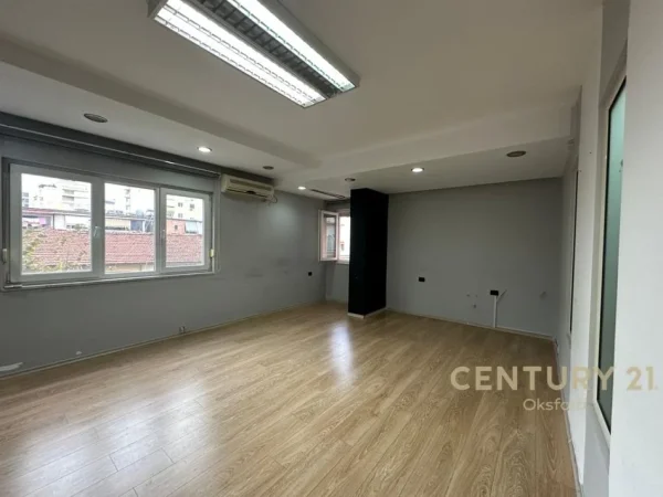 Tirane, jepet me qera ambjent biznesi Kati 2, 108 m² 800 € (Sheshi Wilson)