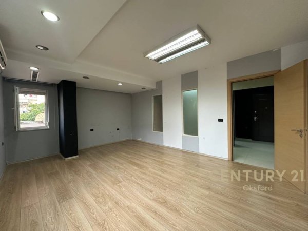 Tirane, jepet me qera ambjent biznesi Kati 2, 108 m² 800 € (Sheshi Wilson)