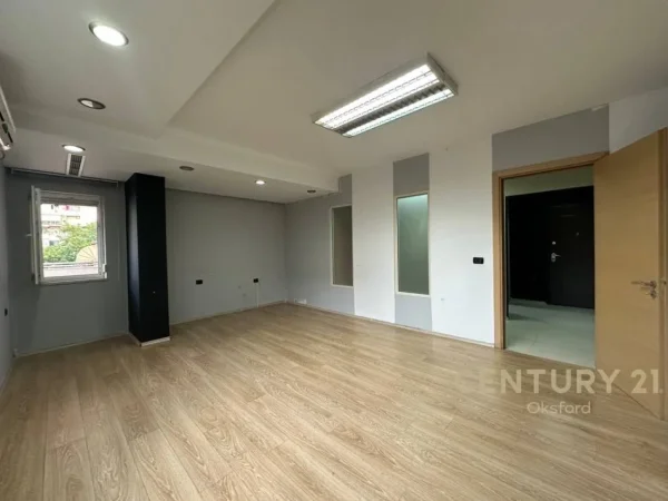 Tirane, jepet me qera ambjent biznesi Kati 2, 108 m² 800 € (Sheshi Wilson)