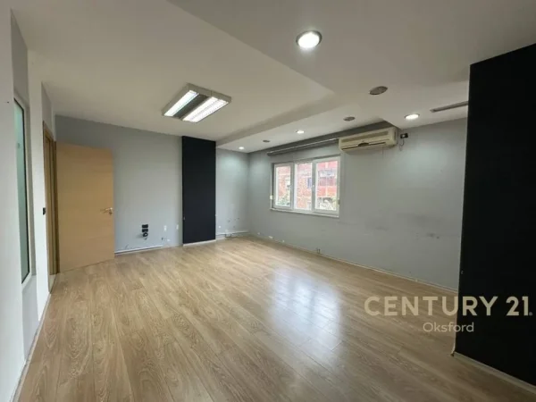 Tirane, jepet me qera ambjent biznesi Kati 2, 108 m² 800 € (Sheshi Wilson)