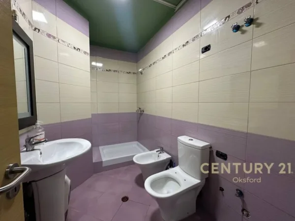 Tirane, jepet me qera ambjent biznesi Kati 2, 108 m² 800 € (Sheshi Wilson)