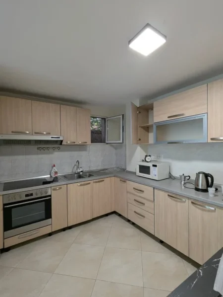 Tirane, jap me qera ambjent biznesi Kati 1, 110 m² 700 € (Shkolla e Baletit)