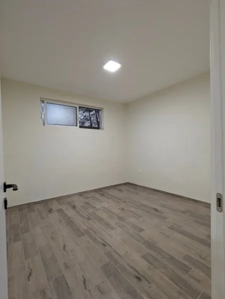Tirane, jap me qera ambjent biznesi Kati 1, 110 m² 700 € (Shkolla e Baletit)